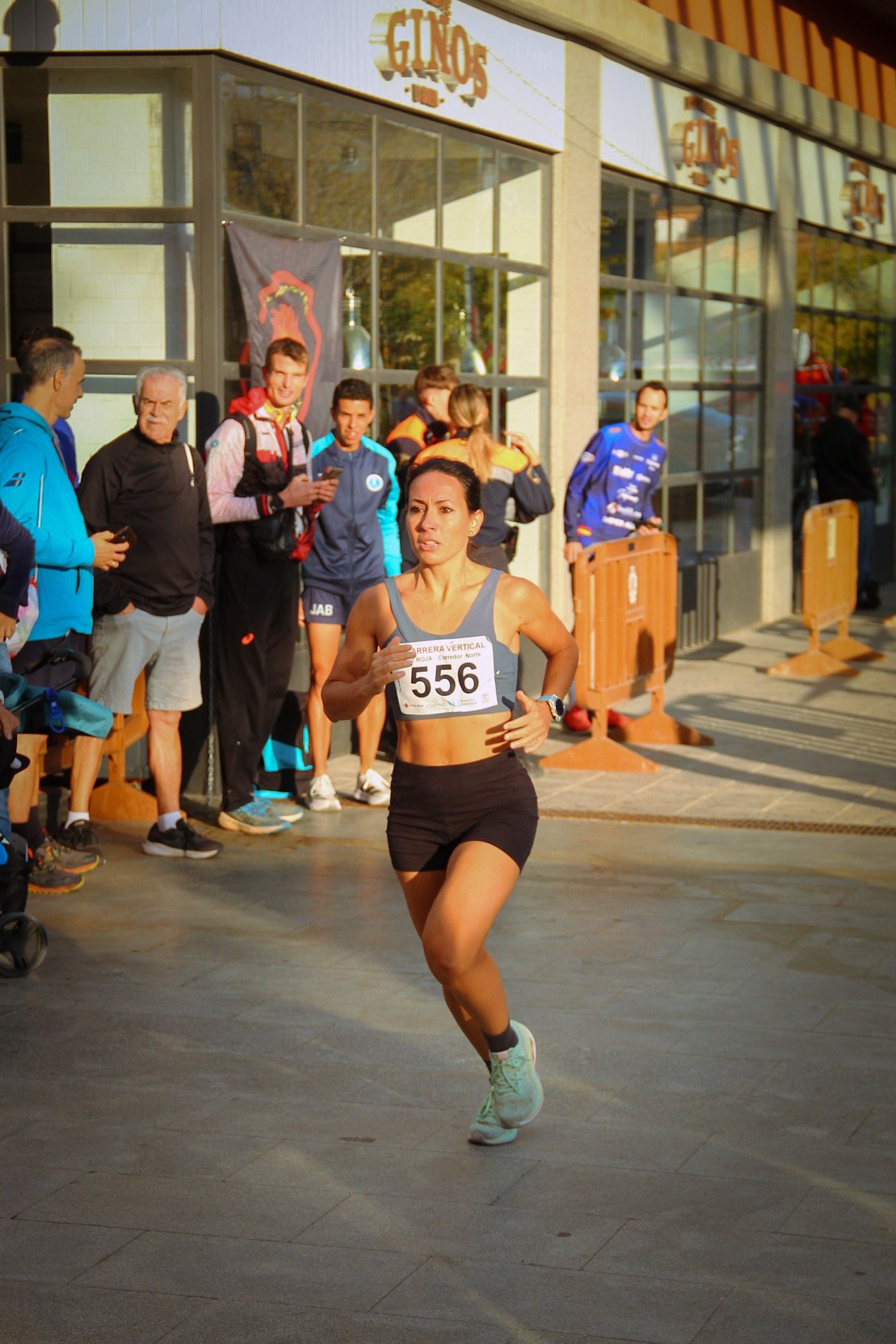 Participante en la VI Carrera Vertical de Cruz Roja en Garena Plaza