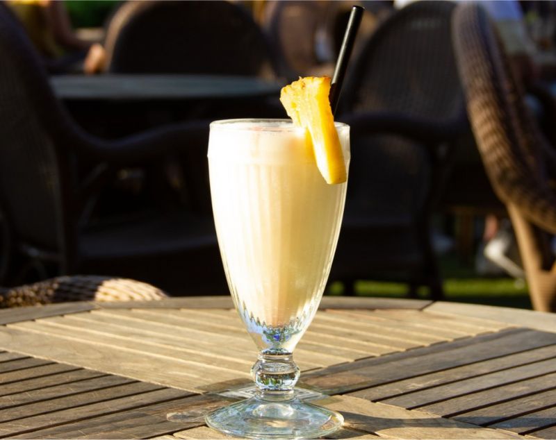 Sabemos que te apetece una bebida fría para contrastar el calorcito. No hay nada mejor que un cocktail sabroso, y con un toque de fruta para hacer cualquier día especial.